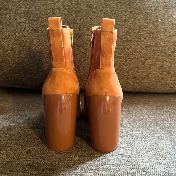 NEW Vince Camuto Enverna Block Heel Bootie Size 6.5 In Caramel Color - Picture 7 of 13